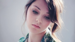 Woman flowered shirt necklace serious - her neck free wallpaper