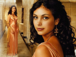 Woman long dress hallway self - a picture of herself free wallpaper
