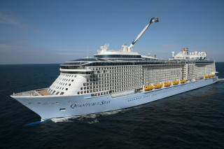 Cruise ship ocean crane large - enguerrand quarton free wallpaper