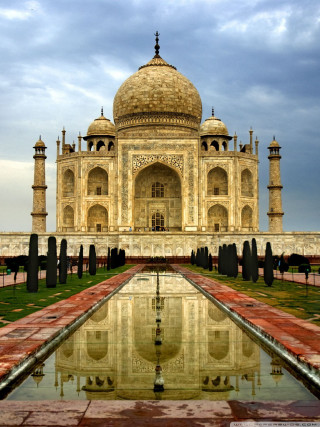 Large building pool water sky - free architecture wallpaper