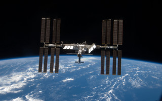 Space station earth view shuttles 2 - a space station in the middle of the earth free wallpaper