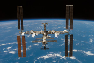 Space station earth view shuttles 3 - a space station in the middle of the earth free wallpaper
