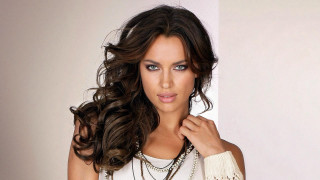 Blue eyes white top wind - a white top free wallpaper