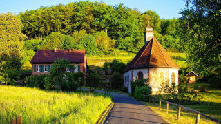 Small house steeple road leading - a steeple free wallpaper