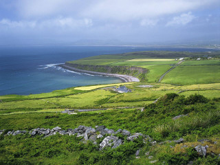 Grassy field water rocky shore - beautiful landscape free wallpaper