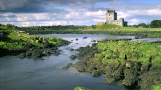 Castle hill river grassy area 2 - a grassy area free wallpaper