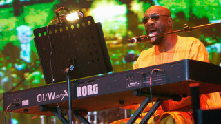 Man keyboard stage microphone large - orange free wallpaper