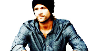 Man hat sitting hands hips - his hip free wallpaper