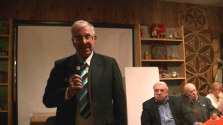 Man crowd microphone speaking event - bernie d’andrea free wallpaper