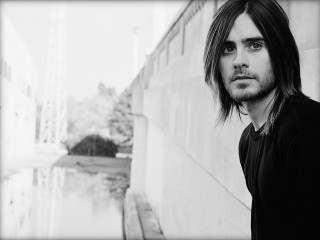Man long hair leaning wall - long hair leaning against a wall free wallpaper