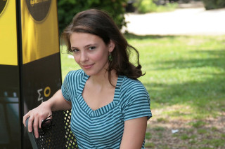 Woman bench park yellow black - box free wallpaper