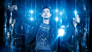 Man standing mirror arms up - neodada free wallpaper