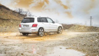 White suv dirt road hill - dirt and grass free wallpaper