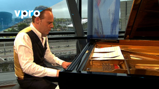Man piano city view vrpro - peter konig free wallpaper