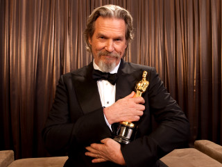 Man tuxedo oscar statue posing - weta digital free wallpaper