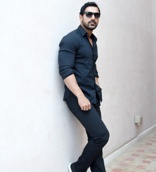 Man sunglasses black shirt white - white shoe free wallpaper
