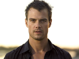 Man necklace serious look camera 5 - andrew bell free wallpaper