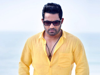 Man yellow shirt sunglasses beach - movie still free wallpaper