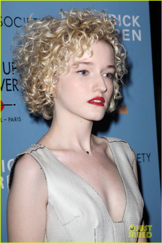 Blonde woman red lipstick party - a red lipstick free wallpaper