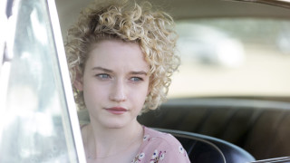 Woman sitting car pink shirt - a necklace free wallpaper