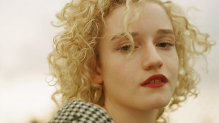 Blonde woman checkered shirt serious - de stijl free wallpaper