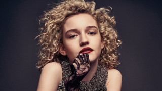 Woman curly hair black dress - de stijl free wallpaper