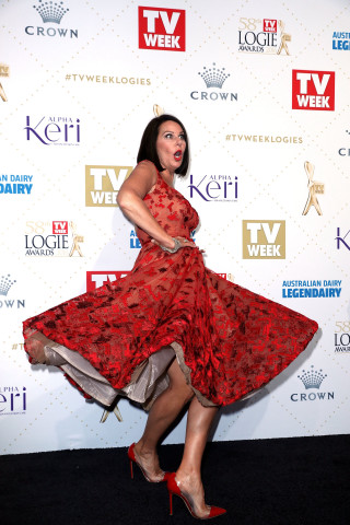 Woman red dress red carpet - a picture free wallpaper