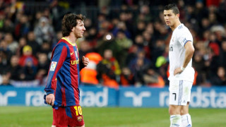 Soccer players field talking crowd - photo real free wallpaper