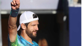 Man hardhat tennis racket anton - a tennis racket free wallpaper