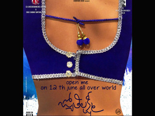 Woman blue bikini gold chain - a gold chain free wallpaper