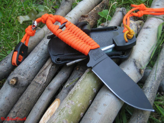 Knife logs cord holder laying - a cord free wallpaper