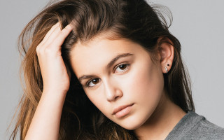 Woman gray shirt holding hair - a gray shirt free wallpaper