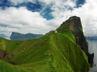 Green mountain house water background - a green mountain free wallpaper