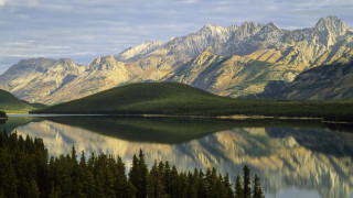 Mountain lake trees background cloudy - tree and mountains free wallpaper