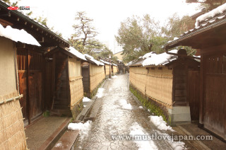 Narrow alley snow buildings trees - narrow free wallpaper