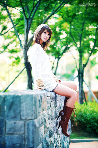 Woman sitting stone wall hat - a stone wall free wallpaper