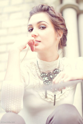 Woman bench hand mouth necklace - beautiful free wallpaper