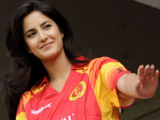 Woman red yellow uniform waving - uniform free wallpaper