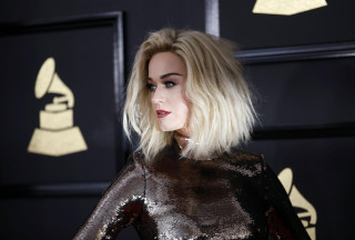 Blonde woman black gold dress - a red lip ring free wallpaper