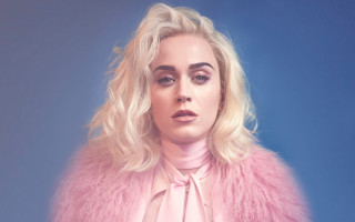 Blonde woman pink coat blue - erlund hudson free wallpaper