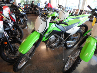 Motorcycles showroom display people parking - dahlov ipcar free wallpaper