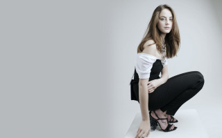 Woman kneeling black white hands - carol bove free wallpaper