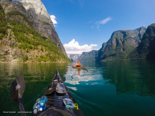 Kayak lake mountains blue sky - ultra wide angle free wallpaper