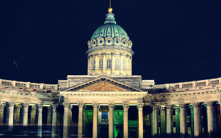 Building dome columns night clock - a green door free wallpaper