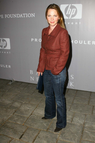 Woman red jacket jeans brick - a bronze sculpture free wallpaper