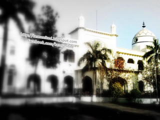 Large white building dome clock - a large white building free wallpaper