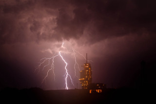 Lightning strike building city night - dramatic lightning free wallpaper