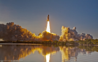 Rocket takeoff smoke reflection water - a rocket free wallpaper