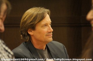 Man suit tie courtroom looking - his hand free wallpaper