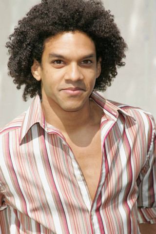 Man afro serious looking camera - de stijl free wallpaper